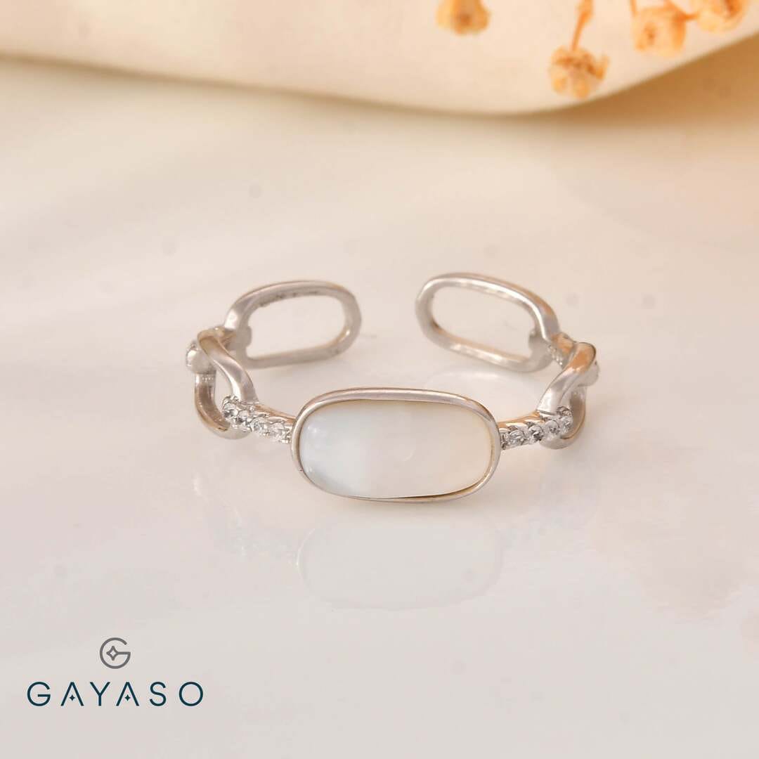 Women Silver Band Ring With Oval Synthetic Stone